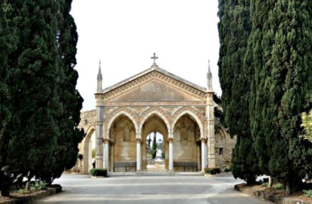 Oggi, martedì 2 novembre, Commemorazione defunti. Ci sono gli autobus da e per il cimitero